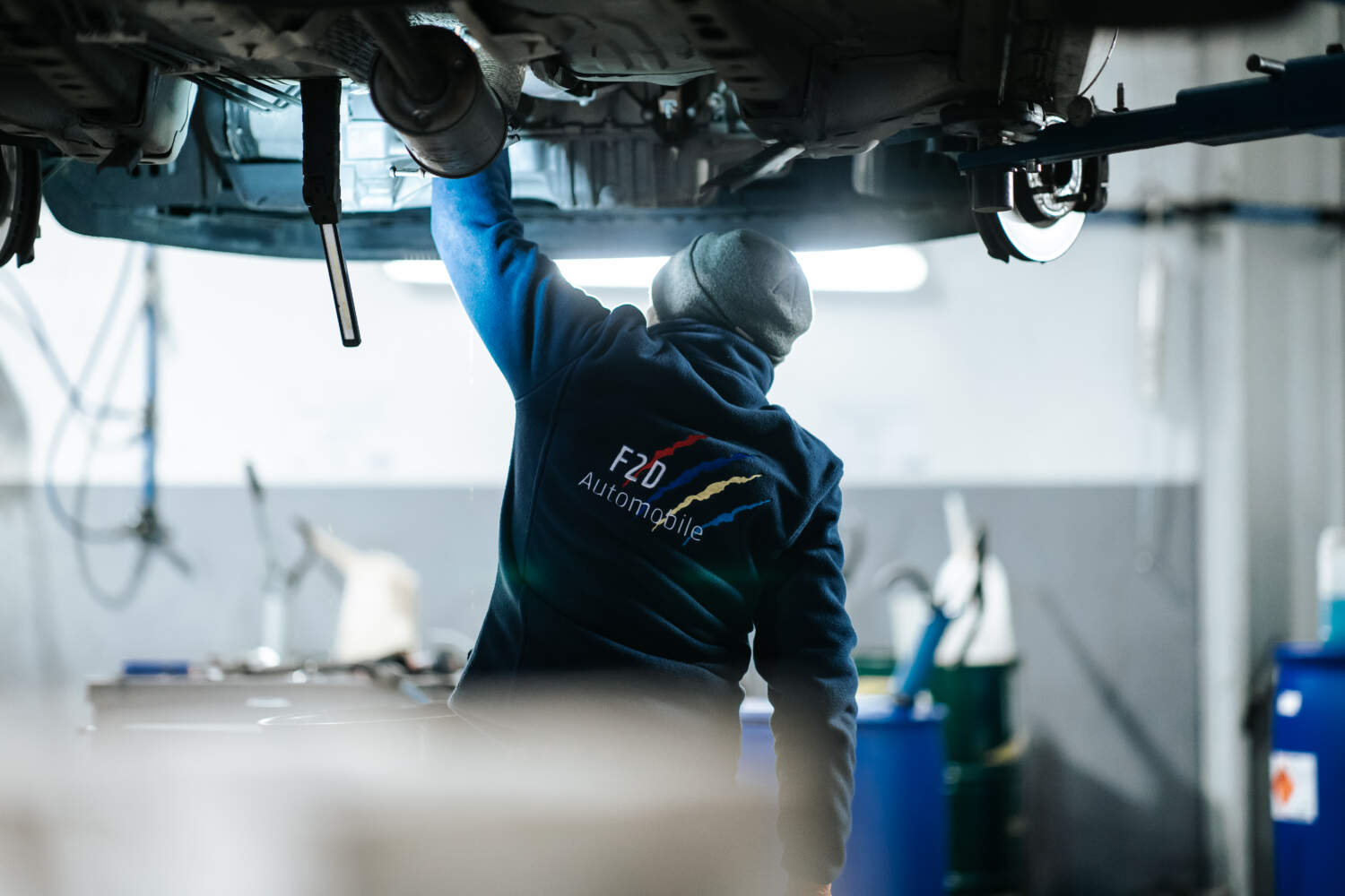 Photo d'un mécanicien entrain de travailler sur une voiture