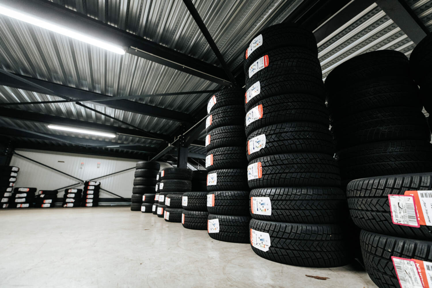 Photo d'un stock de pneus neufs - Garage F2D Automobile