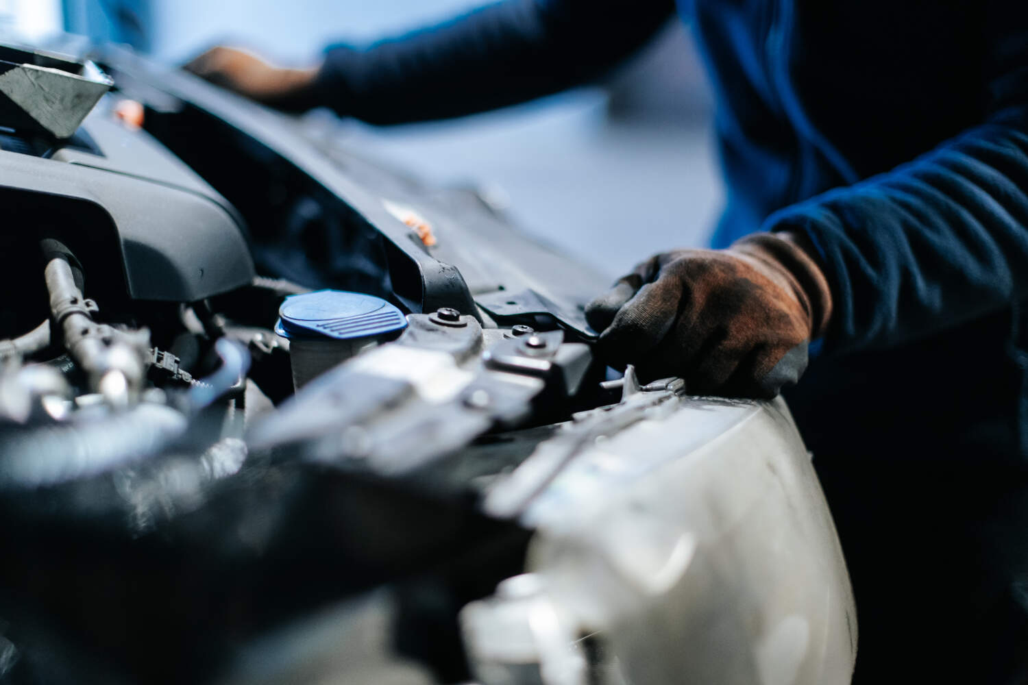 Photo des mains d'un mécanicien