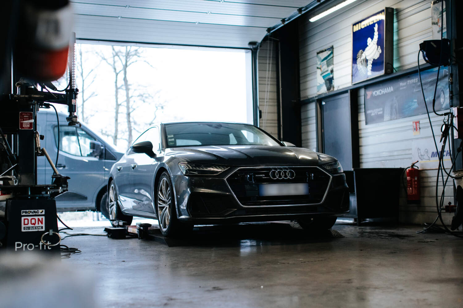 Photo d'une udi entrainn d'être prise en charge dans le garage F2D Automobile
