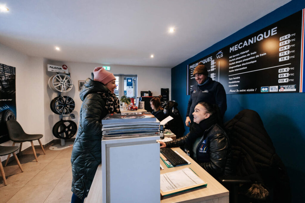 Photo de l'équipe de l'entreprise F2D Automobile et d'une cliente