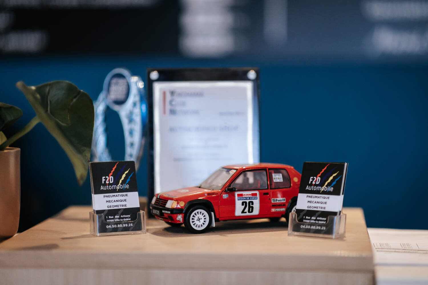 Photo d'une figurine de voiture de collection