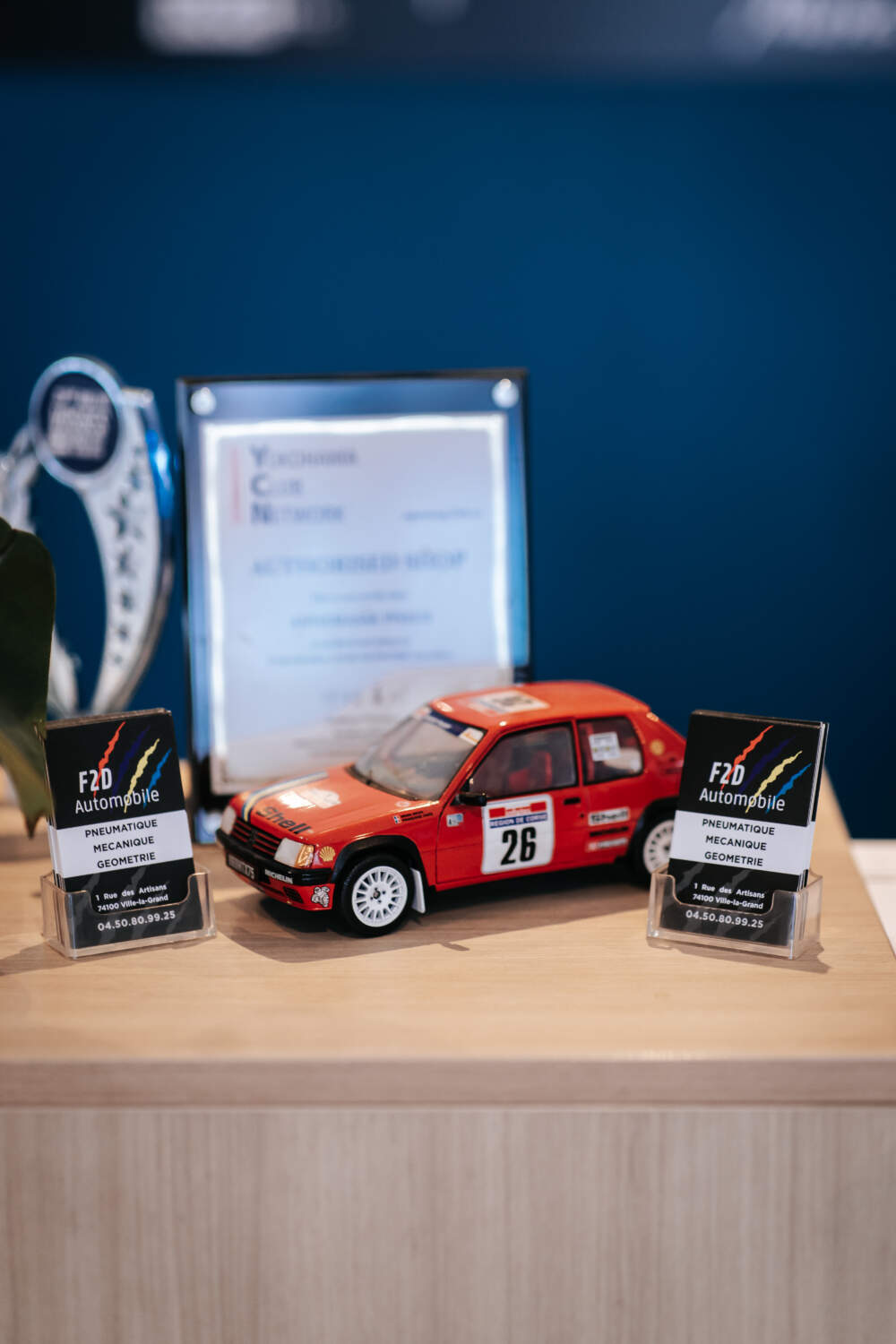 Photo d'une figurine de voiture de collection