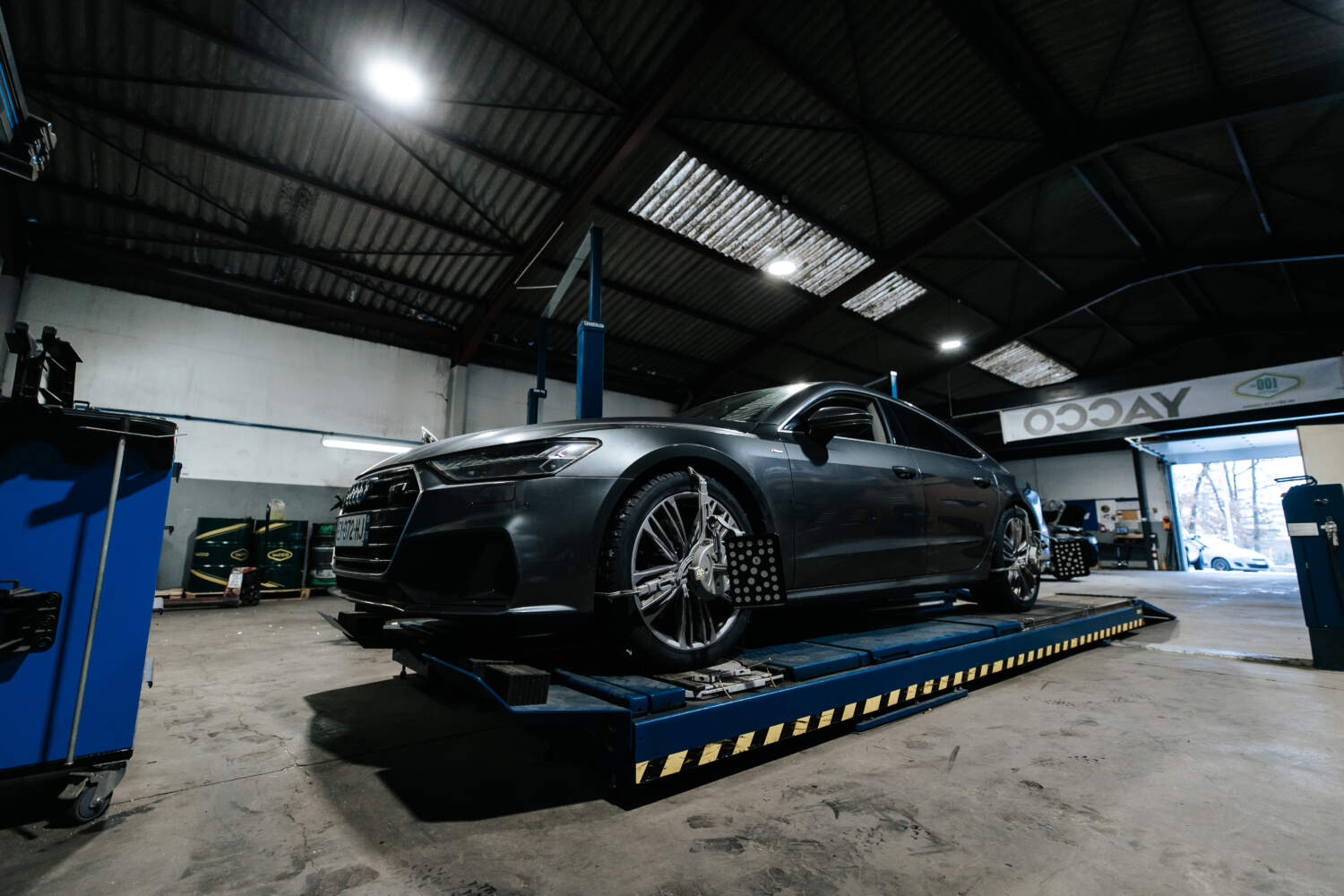 Photo d'une voiture prise en charge pour un parallélisme